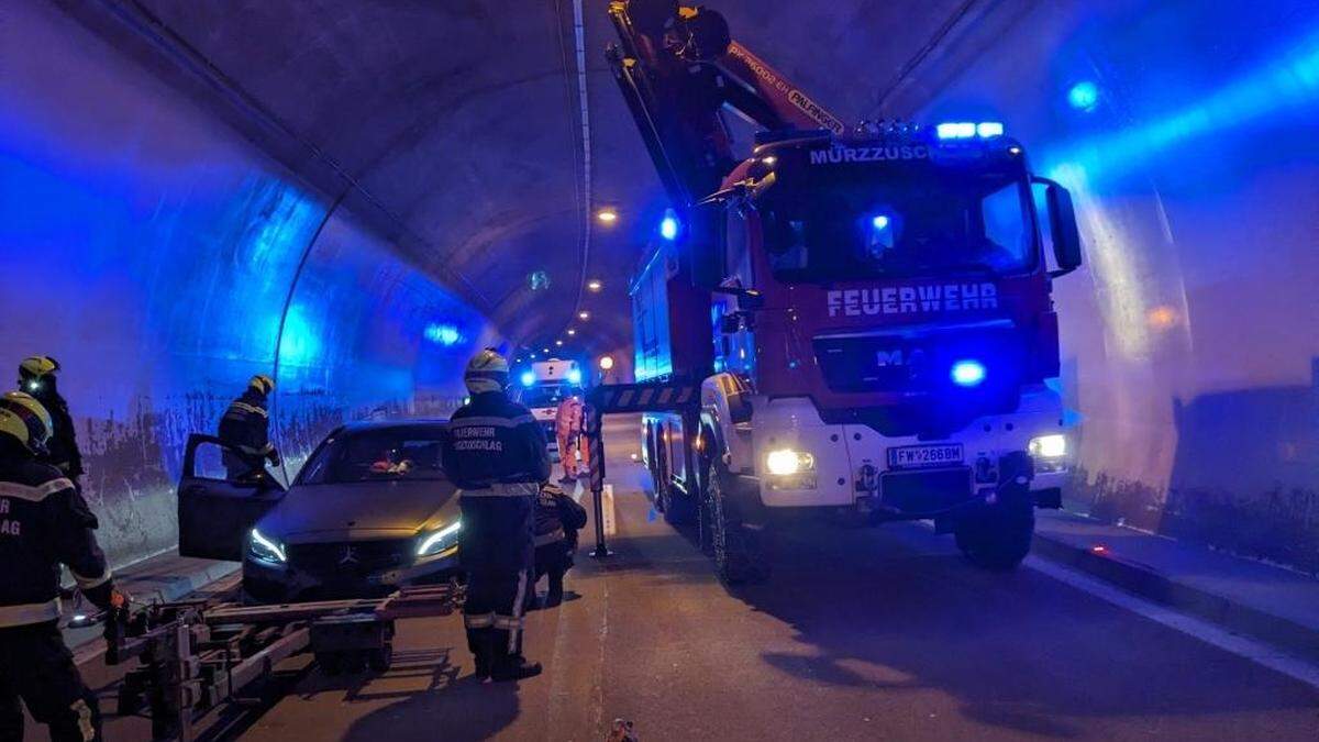 Zur Bergung des Unfallautos war eine Sperre der zweispurigen Fahrbahn notwendig