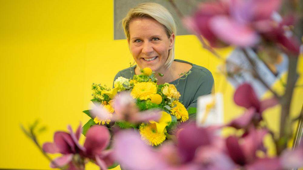 Zum Abschied gab's Blumen – in gelb – und ein Bäumchen von den Kollegen