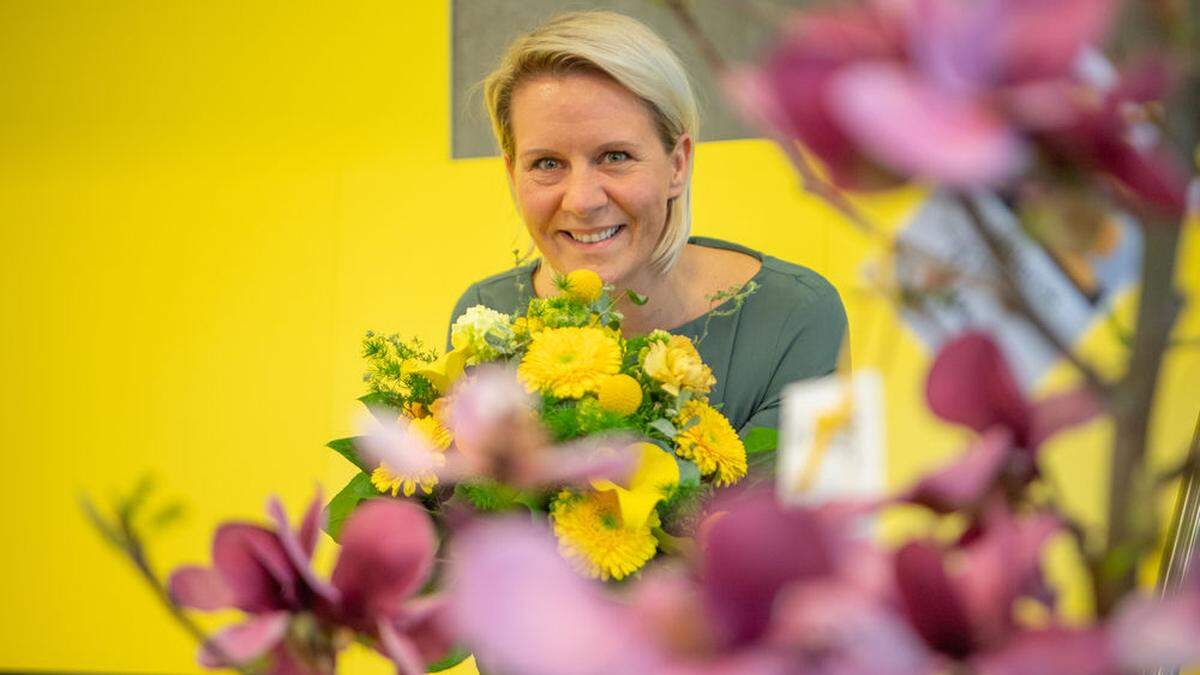 Zum Abschied gab's Blumen – in gelb – und ein Bäumchen von den Kollegen