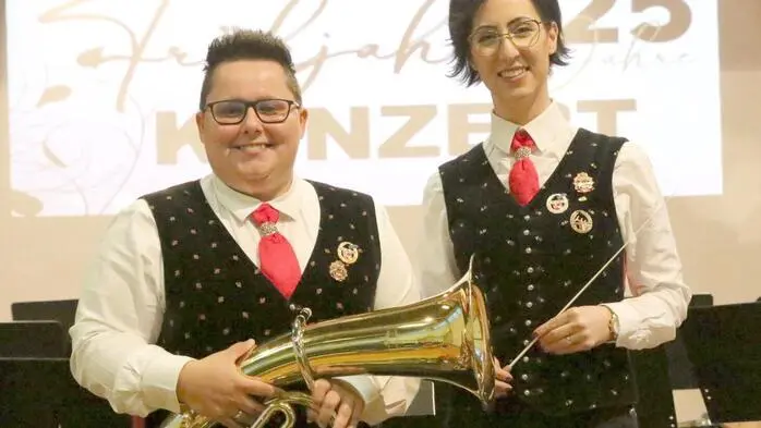 „25 Jahre Frühlingskonzert“ – das war das Motto jener Veranstaltung, zu der die Marktmusik Eberstein unter Obfrau Verena Pliemitscher und Kapellmeisterin Kathrin Bischof (von links) am Wochenende geladen hatte. Klar, dass sich am Samstag aufgrund des Jubiläums zahlreiche Besucher Richtung Kulturhaus aufgemacht hatten. 