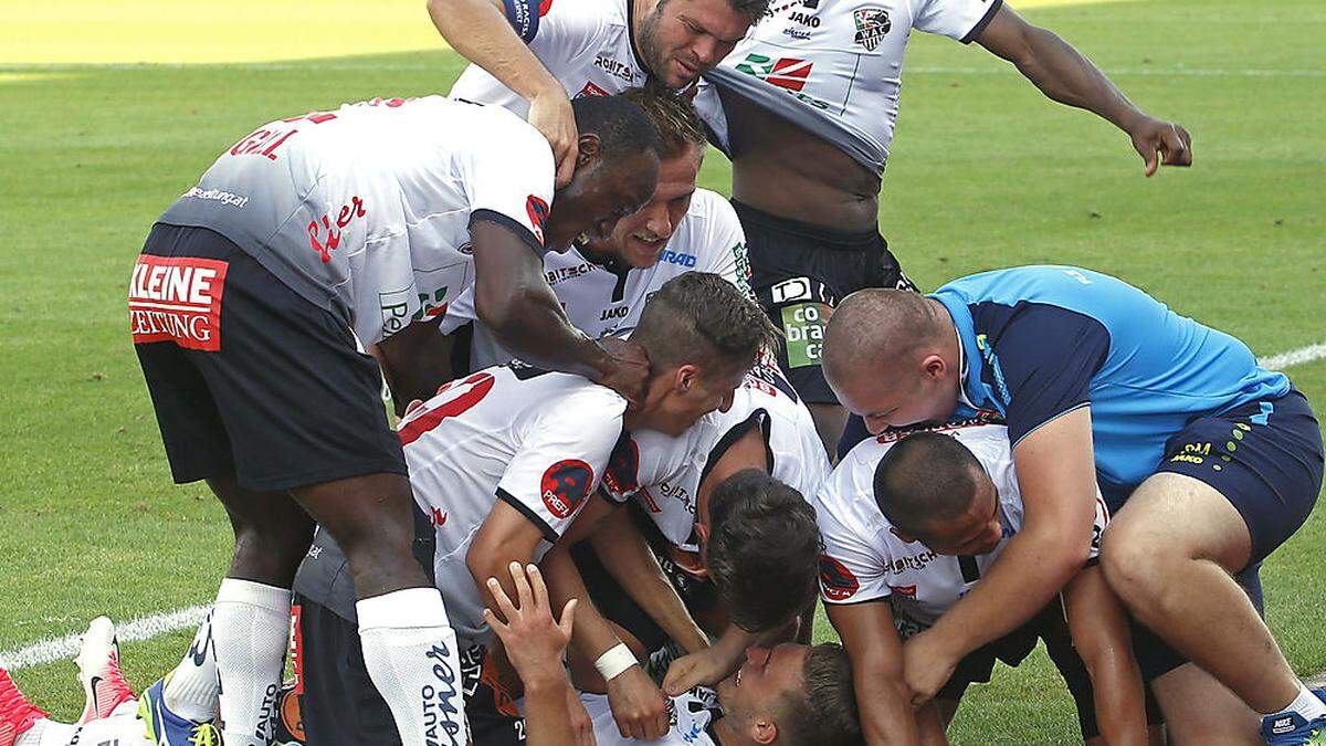 Ausgelassener Jubel bei den Wolfsbergern