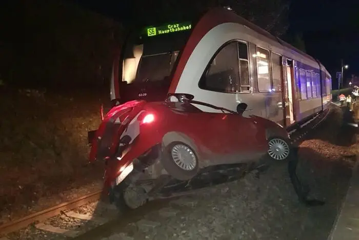 In Rücksprache mit dem GKB-Einsatzleiter wurden die Insassen des Zuges evakuiert und die Bergung des Fahrzeuges eingeleitet.