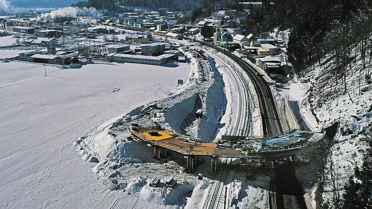 Die ÖBB-Überführungsbrücke an der Ortseinfahrt von Hermagor nimmt Form an