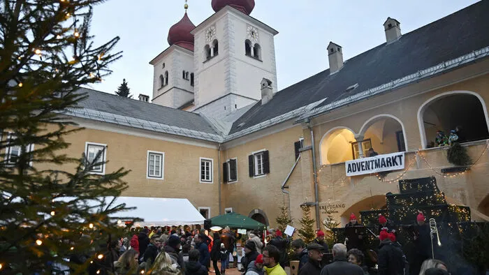 Eyecatcher im altehrwürdigen Stiftshof: Eine Tribüne in Form eines Weihnachtsbaumes, Bühne für den Chor der Volksschulkinder und der NMS-Seeboden.