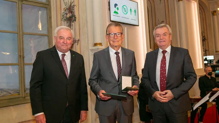 Mit dem Großen Ehrenzeichen des Landes Steiermark wurde der ehemalige Vorstand der Steiermärkischen Krankenanstaltengesellschaft Klaus Fankhauser ausgezeichnet.