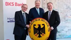 Gesandter Klaus Vietze, der Vorstandsvorsitzende der BKS Bank, Nikolaus Juhász und der deutsche Botschafter Vito Cecere (v. li.)