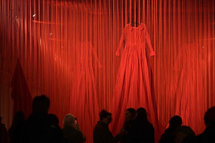 Ausstellung von Chiharu Shiota in der Gedenkstätte Ebensee: Erfolg mit konsequent zeitgenössischem Programm