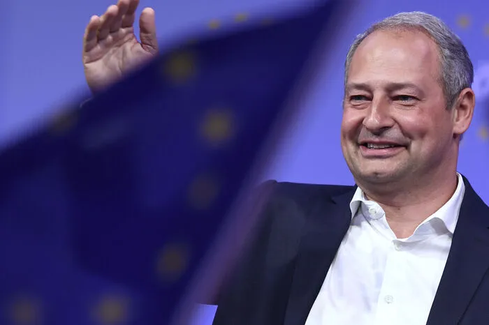 "Die sind für ein paar 100.000 Euro oder ein paar Millionen bereit, unsere Heimat zu verschleudern. Die dürfen nie mehr das Sagen haben." - Schieder will auch die FPÖ weg haben.
