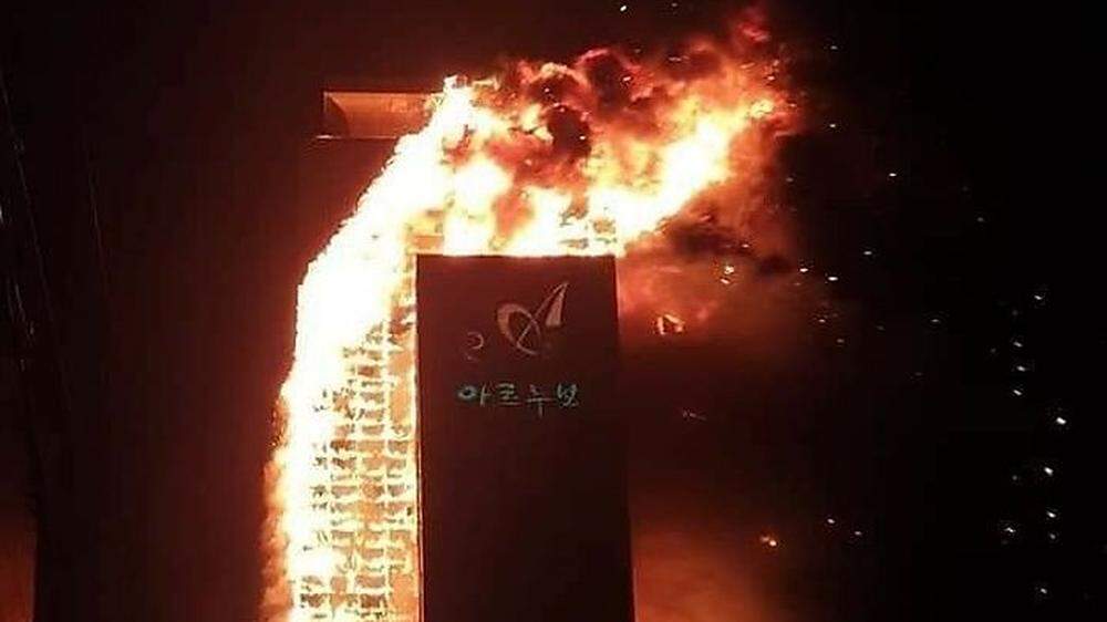 In Ulsan im Südosten von Südkorea brennt ein Hochhau