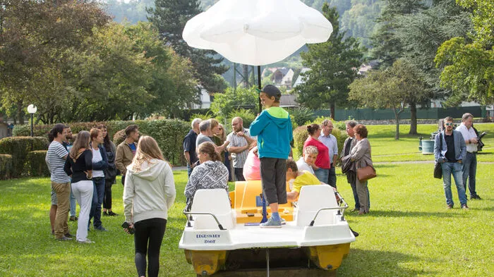 Im Rahmen des Projekts Strom / Aufwärts hat Künstler Markus Jeschaunig ein Tretboot so umgestaltet, dass beim Tritt in die Pendale Strom erzeugt wird. Im Gratkorner Park können somit Handys aufgeladen werden.