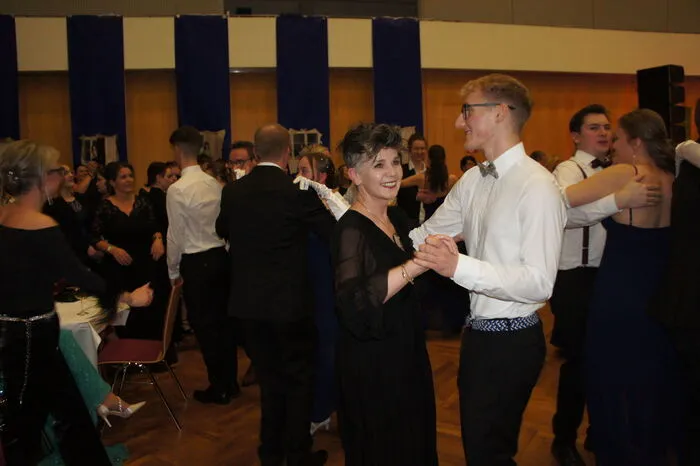 Zahlreiche Gäste feierten gemeinsam mit den 22 Abgängern unter dem Motto „The Borg Gala - mit Glanz zum letzten Tanz“ deren baldigen Abschluss.