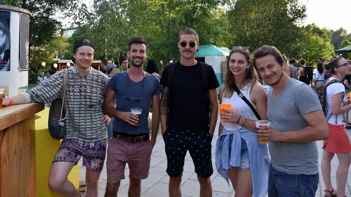 Freitag in der Nachmitagssonne startete das heurige Jahresfest der Studentenvertretung ÖH auf der Westseite des Uni Campus. Mit Konzerten, Drinks und Essen ging es bei freiem Eintritt durch den Abend. Am Mittwoch lädt die Österreichische Hochschülerschaft voraussichtlich um Mitternacht zur Party am Friedelstrand.