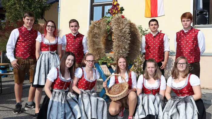 Die "Landjugend St. Nikolai" unter ihrer Mädlleiterin Isabell "Isi" Rebernig war beim Erntedankfest der Dorfgemeinschaft St. Nikolai-Glanhofen mit einer Darbietung dabei.