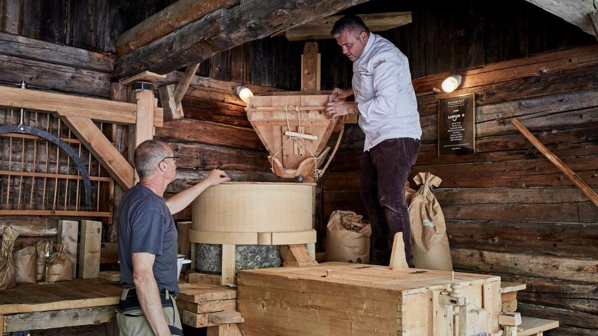 Josef Mühlmann (rechts) und Hans Kohler mit der restaurierten Mühle 