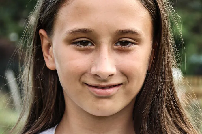 Larisa Nanič (11), Bleiburg: In den Ferien kommen jeden Tag viele Kinder aus der Umgebung auf unseren Spielplatz. Wir haben großen Spaß. Der Hausmeister behandelt uns Kinder sehr freundlich.