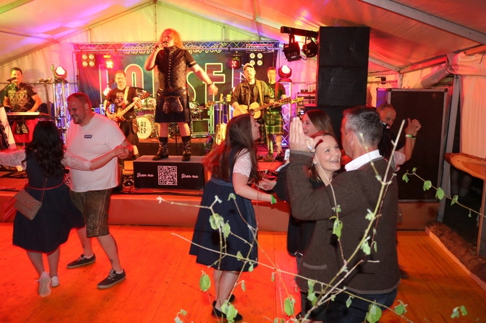 In einem der angebauten Festzelte sorgten die „Lauser“ für Tanz- und Partymusik.