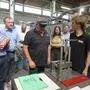 AMS-Chef Franz Hansbauer durfte unter Anleitung der Lehrlinge eine Mixed-Reality-Brille ausprobieren
