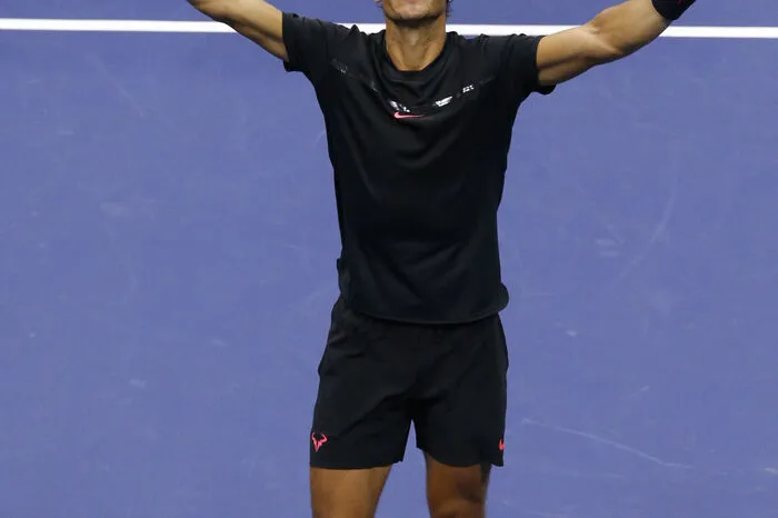 Der Spanier Rafael Nadal trägt in New York Schwarz. Farbenfroh ist einzig das Logo seines Ausstatters Nike sowie die farblich dazu passenden Schuhe und Socken.