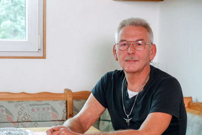 Mopsi, 57- jähriger gelernter Schlosser aus dem südlichen Niederösterreich, sucht „auf diesem Weg meine First Lady.“ Leider ist seit mehreren Jahren sein „Flirtradar kaputt“. Seit 5 Jahren ist er alleine, und hat „keine neue Partnerin gefunden.“ Die Damen sind zu anspruchsvoll geworden und oft geht es nur mehr darum, was man hat, besitzt und was man kann. „Die Einsamkeit tut weh.“ Er wünscht sich eine Dame, mit der er „gemeinsam aufstehen kann, jemanden zum Plauschen und alles was dazu gehört.“ Und er wünscht sich als Raucher eine Raucherin. „Ich suche keine Prinzessin sondern meine First Lady.“ Als Motorrad-Fahrer wünscht sich Mopsi eine Bikerin, die auch Interesse an gemeinsamen Thermenbesuchen, Saunieren, Baden und FKK hat.