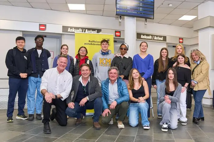 Herzliche Begrüßung am Klagenfurter Flughafen. Vorne links: Crane, Wurzer und Wolf
