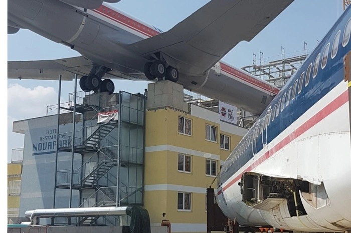 Die Iljuschin steht an ihrem fixen Platz, die Boeing zieht noch einen Novapark-Komplex weiter.