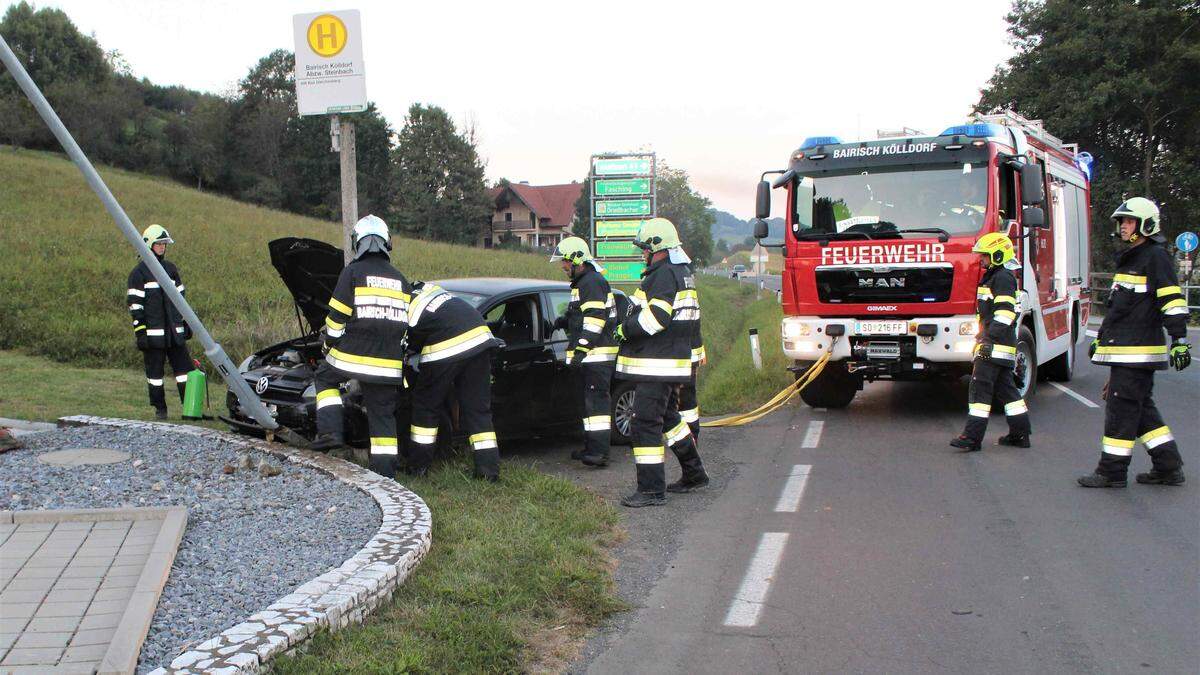 Der Pkw der Frau kam durch den Zusammenstoß von der Straße ab und stieß gegen eine Straßenlaterne