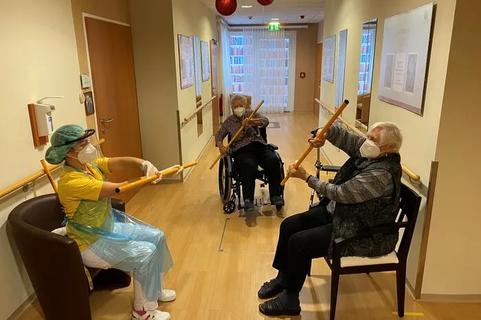 Bei der Physiotherapie sind nur wenige Teilnehmer zugelassen. Katharina Koch und Erna Dworschak halten sich so gerne fit und lassen die Gedanken an Corona beiseite