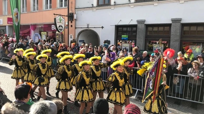 20.000 Besucher nahmen am großen Faschingsumzug in Villach teil. 120 Gruppen mit 4000 Narren sind gekommen, um am Spektakel teilzunehmen.