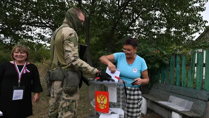 In den russisch kontrollierten Gebieten der annektierten Gebiete wurde vorzeitig gewählt. Bewaffnete Soldaten gingen mit mobilen Wahlurnen von Dorf zu Dorf.