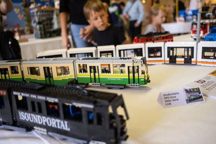 Tram im Kleinformat: Grazer Straßenbahnen aus Lego, sogar mit Sponsorennamen drauf!