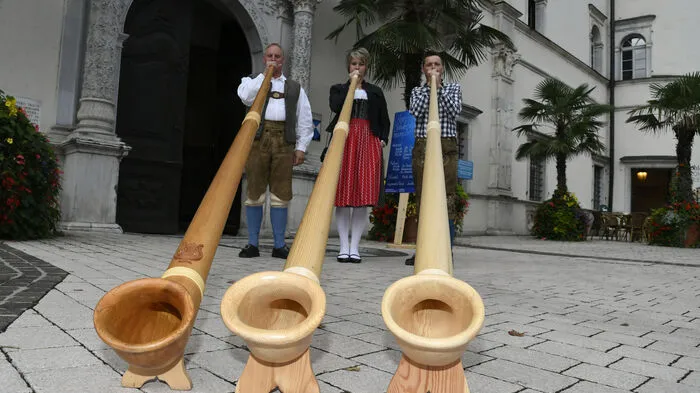 Die Kärntnermilch als Gastgeber richtete die milchwirtschaftliche Tagung der österreichischen Molkereien im Schloss Porcia in Spittal aus. Eine Käse- und Weinverkostung durfte nicht fehlen. Der "Mölltaler Alphornklang" empfing die Besucher.