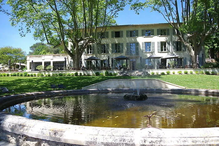 Lauris: Restaurant La Cuisine d'Amélie au Domaine de Fontenille. Vier-Sterne-Hotel mit exquisiten Restaurant in einem bezaubernden Garten gelegen. Eigene Bio-Weine kann man verkosten und mit dem Weinglas durch die weitläufige Gartenanlage spazieren.