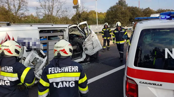 Der Beifahrer des Kastenwagens wurde bei dem Aufprall schwer verletzt