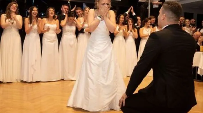 Ein junger Mann machte seiner Tanzpartnerin bei der Maturaball-Polonaise der Brucker HAK einen Heiratsantrag. Diese war völlig überrascht - und sagte Ja. Mehr dazu.
