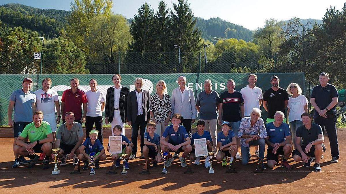 Die erfolgreichen Brucker Meisterteams (vorne) mit ihren Gratulanten um STTV-Präsident Rudolf Steiner (Mitte))