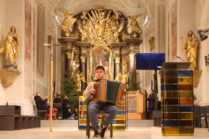 Das Konzert bot einen besinnlichen musikalischen Einstieg in die Weihnachtszeit und zeigte das große Engagement und Talent der jungen Musikerinnen und Musiker. 