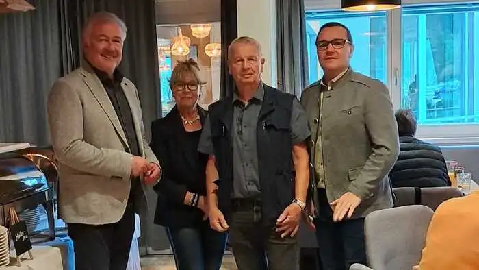 Günter Riedenbauer (l.) begrüßte die Organisatoren des Seniorenbunds – Roswitha Kückmeier und Wolfgang Fandl – sowie Vizebürgermeister Heimo Ortner (r.)