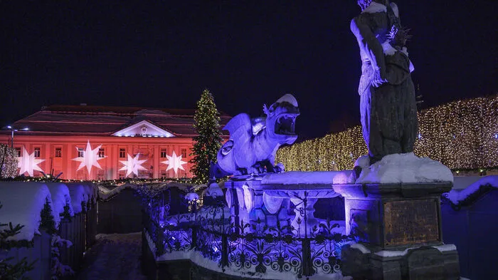 Der schneebedeckte Lindwurm leuchtet violett