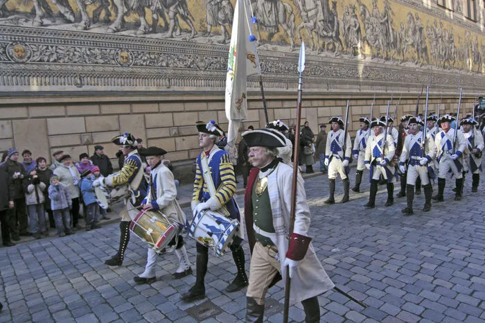 Beim Einzug des Stollenwagens zieht man unter anderem am Fürstenzug vorbei.
