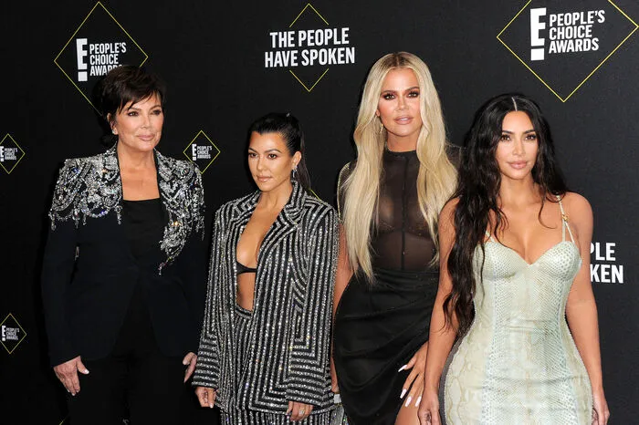 Der Kardashian-Jenner-Clan ist seit vielen Jahren bekannt für lustige Eigenkreationen. Kims Kinder heißen North (Norden), Psalm, Chicago und Saint (Heiliger). Schwester Kylie nannte ihr erste Tochter Stormi (Stürmisch). Khloes Tochter trägt den Namen True (Wahr).