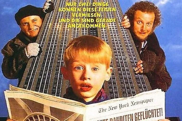 Beliebt bei Groß und Klein: Kevin – Allein in New York. In der Filmkomödie aus den 90er Jahren erkundet der trotzige Kevin McCallister nicht ganz unfreiwillig das vorweihnachtliche New York. „Hauptrollen“ spielen dabei auch die bekannten Orte der Megametropole wie der Central Park und das Rockefeller Center.