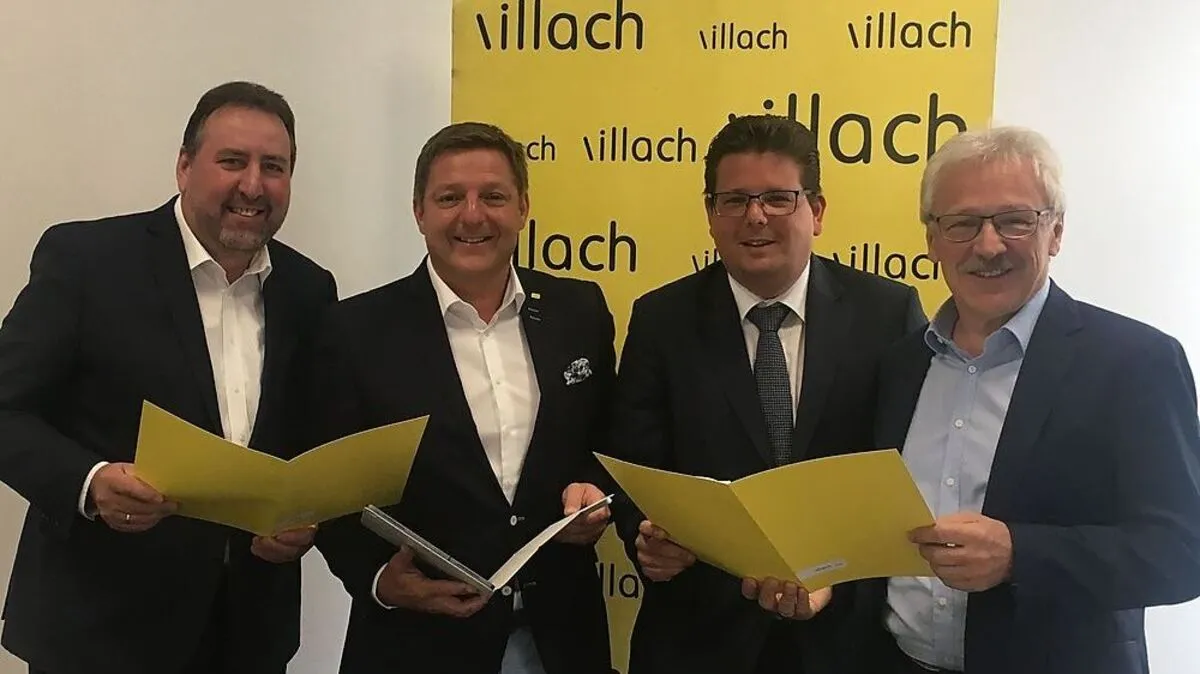 Stadtrat Erwin Baumann (FPÖ), Bürgermeister Günther Albel (SPÖ), Stadtrat Christian Pober (ÖVP) und Emil Pinter, Leiter der Finanzabteilung im Magistrat Villach (von links)