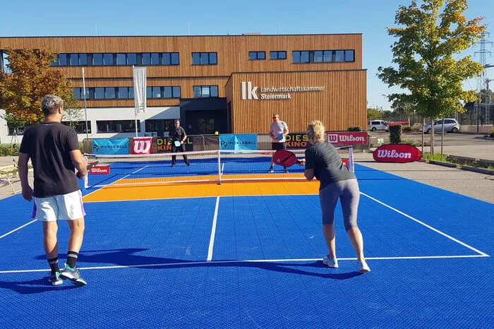 Gespielt werden kann sowohl im Einzel wie im Doppel. Gezählt werden ähnlich wie beim Volleyball nur Punkte, die der Aufschlager (das aufschlagende Team) macht. Ein Satz wird über 11 Punkte gespielt, bei Turnieren gibt es auch Langsätze bis 15 Punkte.