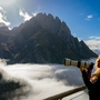 Die Fotografin Judith Mijderwijk steht vor einer Bergkulisse