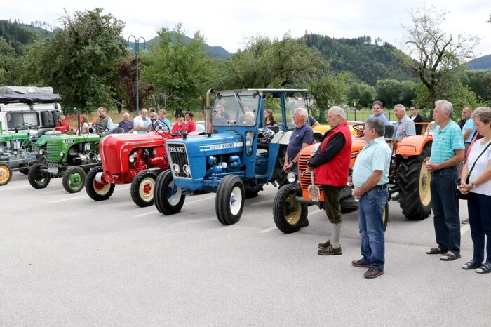 Dutzende Auto- und Zweiradlenker sowie Traktorenbesitzer hatten sich mit ihren fahrbaren Untersätzen nach St. Salvator ins Metnitztal aufgemacht, um nach der Heiligen Messe den Segen Gottes zu empfangen. 