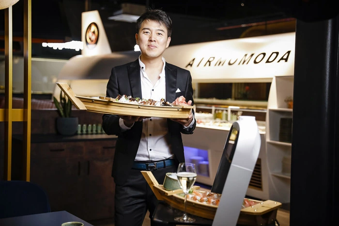 Aufsehenerregend wird auch die 3D-Animation sowie das Roboter-Getränkeservice des futuristischen Restaurants werden.