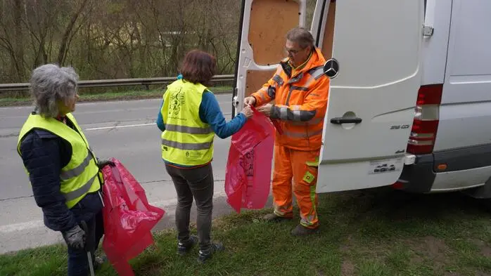 Zahlreiche Freiwillige packten mit an. 