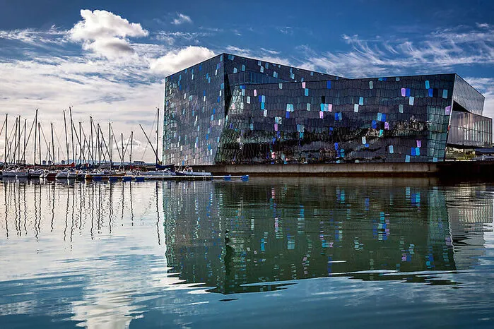 Reykjavik. Die am nördlichsten gelegene Hauptstadt der Welt hat einige Designhöhepunkte zu bieten: Die Kirche Hallgrímskirkja ist eines der höchsten Gebäude des Landes. Das Konzerthaus und Konferenzzentrum Harpa liegt direkt am Hafen.