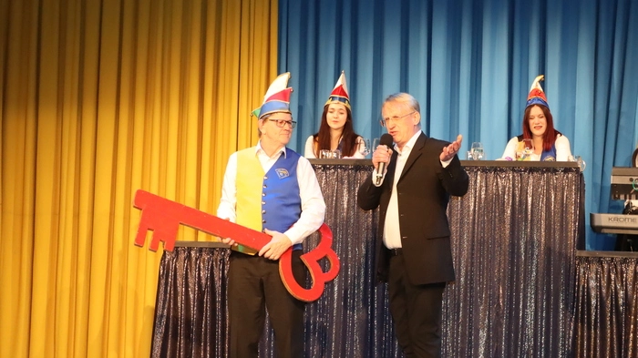 Die Premierensitzung wurde mit der Schlüsselübergabe von Bürgermeister Wolfgang Gallant (LWG) an den Obmann der Narrenrunde Gerald Melcher eröffnet.