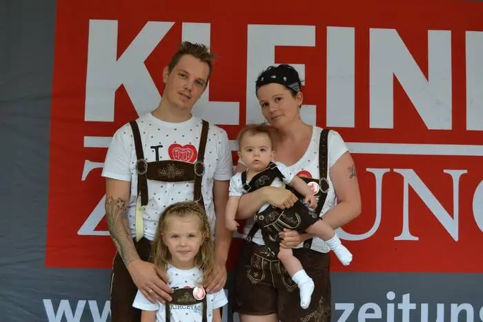 Die Zweitplatzierten mit 1811 "Gefällt mir" gewinnen einen Genusspass für vier 3-Gänge-Menüs in den besten Restaurants in Kärnten und der Steiermark. Online unter: facebook.com/kleine.zeitung.villach Wir bitten die Gewinner, uns auf der Facebook-Fanpage oder per Mail (villach@kleinezeitung.at) zu kontaktieren.